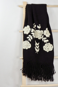 PRE VENTA Manta Rosas negra bordada - comprar online