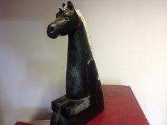 Caballo sentado -escultura en madera (usada)