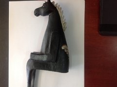 Caballo sentado -escultura en madera (usada) en internet