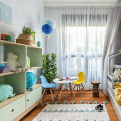 cadeira-eames-junior-azul-com-base-de-madeira-natural