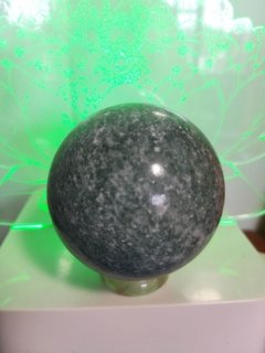 Esfera de jade verde 5,5cm com suporte - 240g - no stress