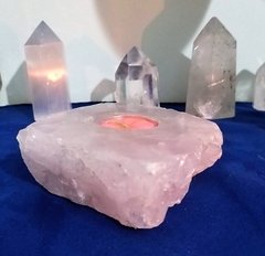 Porta-velas de quartzo rosa bruto com orgonite 658g- amor