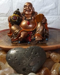 Buda da alegria sentado na gamela com orgonite - Prosperidade