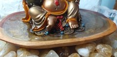 Imagem do Buda da alegria sentado na gamela com orgonite - Prosperidade
