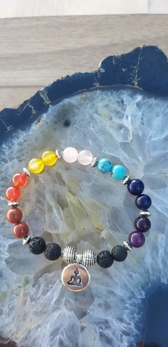 Pulseira dos 7 chakras, lava vulcânica e pingente yoga prateado na internet