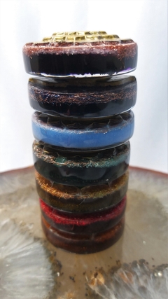 Kit de orgonites 7 chakras com símbolos em alto relevo - Orgonites e loja de artigos esotéricos