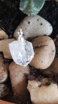 Pingente quartzo natural bruto com reservatório na internet