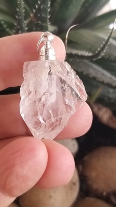 Pingente quartzo natural bruto com reservatório