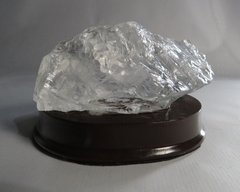 Cristal de quartzo incolor bruto, base de madeira - purificador de ambientes