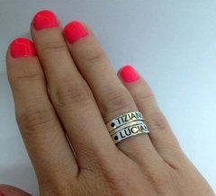 Anillo con nombres y piedras