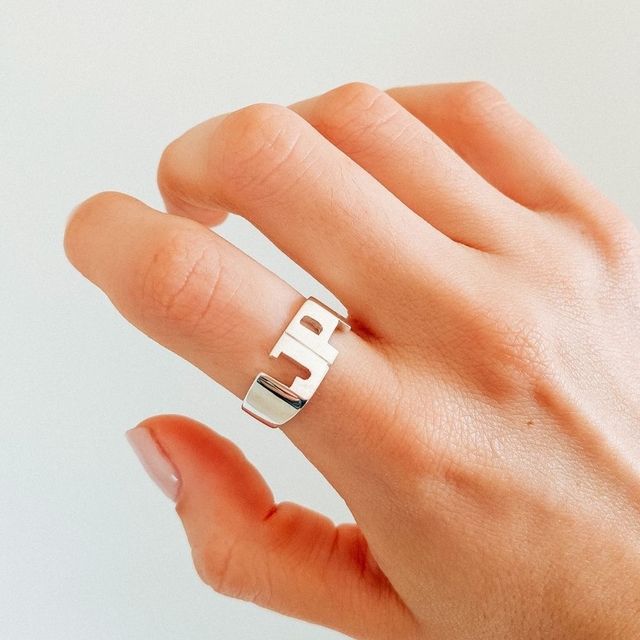 Anillo de iniciales sales