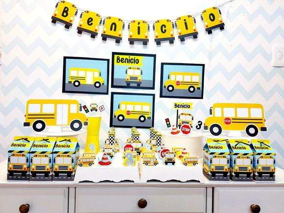 Decoração do primeiro aniversário da menina lindo bolo amarelo