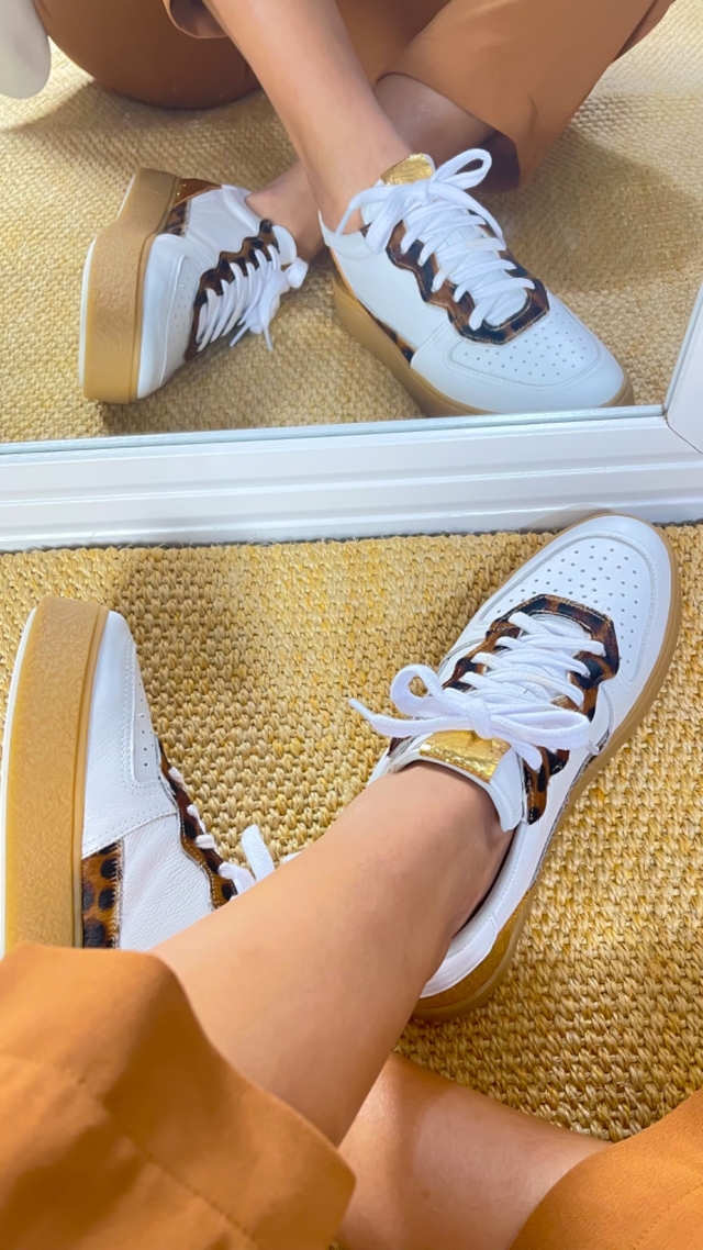 Tenis com detalhe dourado 2025