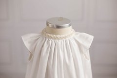 Vestido Gastaldi - loja de roupas para batizado para bebês. Mandrião para meninos e meninas, toalhas de batizado e velas. Renda renascença e bordados personalizados.