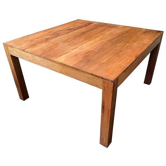 Mesa de jantar quadrada em madeira de demolição