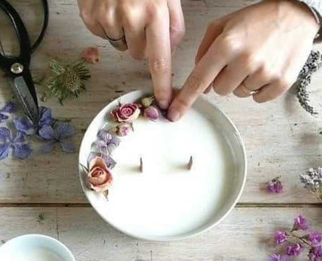 Primer plano de copos de cera de soja ecológicos para velas de bricolaje