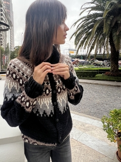 CARDIGAN CARLOTA TEJIDO A MANO NEGRA CON GUARDA - comprar online