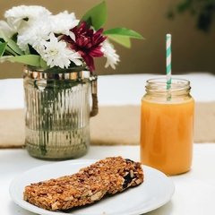 Barrita con copos de maiz, almendras, semillas de girasol, avena, pasas de uva, naranja y miel.