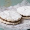 alfajor de almendras relleno con dulce de leche