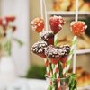 10 frutillas bañadas en chocolate con crocante de mani. 