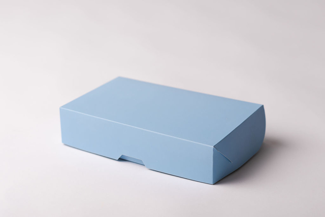 Caja de carton vacia de color azul celeste
