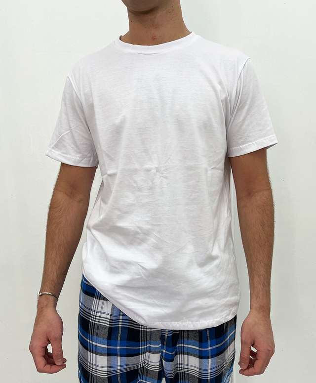 Remera blanca de hombre sale