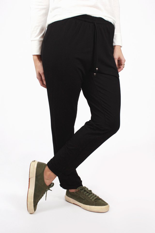Calça preta dobrada hot sale