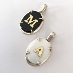 Medalla Dije plata y Onix con letra / INICIAL EN oro 18 K 9493 - comprar online