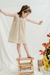Nena con vestido Mantis beige, de gasa de algodón con recorte de tul en pechera y volado de tul en manga