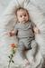 Bebé con conjunto de panal gris: body Loto y Calza Bacopa