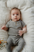 Bebé con conjunto de panal gris: body Loto y Calza Bacopa