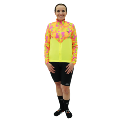 Jaqueta Corta Vento de Ciclismo Feminina Márcio May Race Camuflado Foto com Modelo