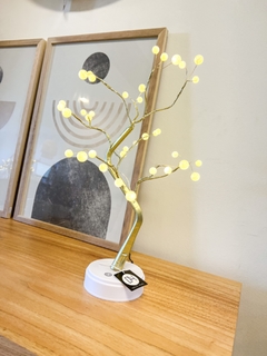 ARBOL CON LUCES LED DORADO