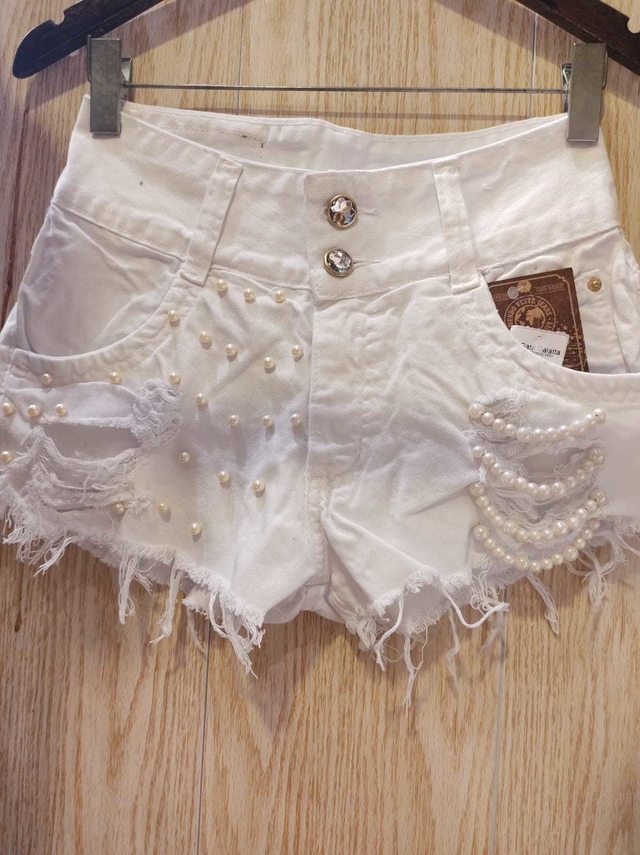 Short branco c/ pérolas Ref;22295 - gatagaiattajeans