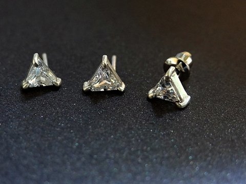 B221C Brinco de Prata e Zirconia Triangular