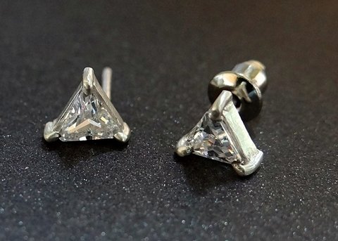 B221C Brinco de Prata e Zirconia Triangular