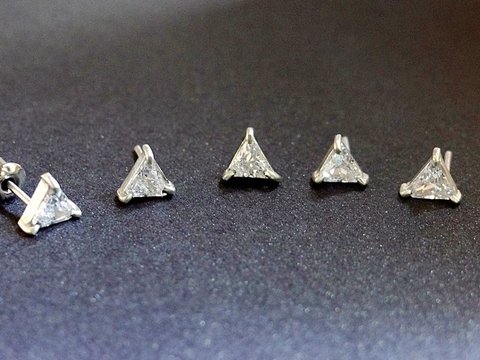 B221C Brinco de Prata e Zirconia Triangular