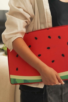 FUNDA Notebook Neoprene Est 28 Watermelon - comprar online