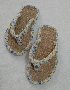 Chinelo Com Estampa De Flores - Branco E Azul