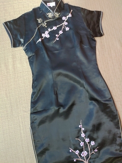 Vestido Oriental Longo Preto Flor De Cerejeira na internet