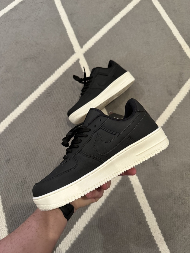 Air Force 1 Preto couro sola Branca