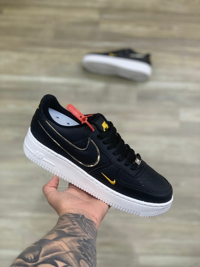 Nike air force top preto e dourado