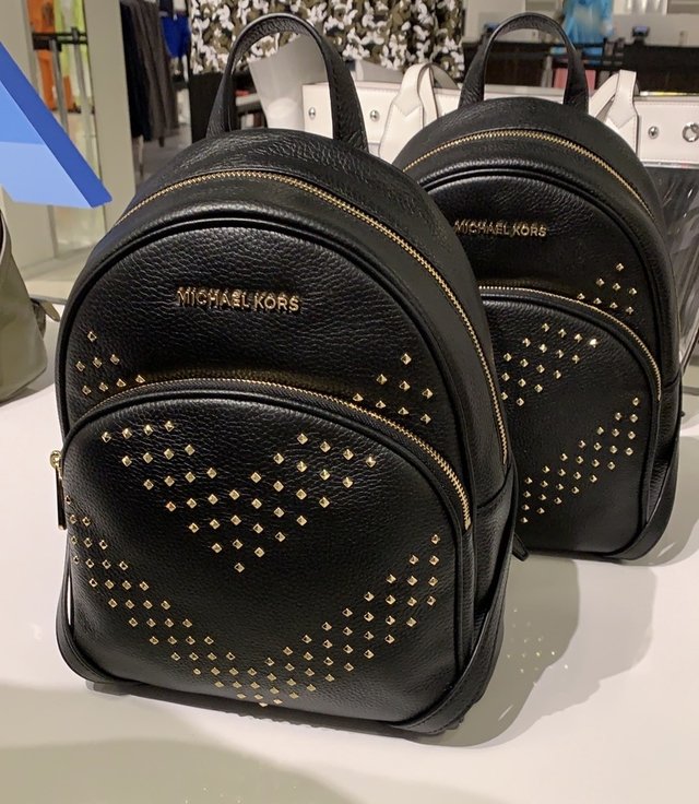 Mochila Michael Kors Mediana Negra con Tachas