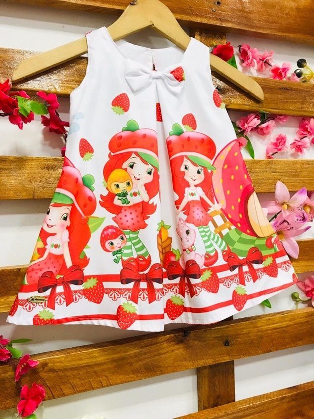 Vestido Moranguinho fundo branco modelo Manuella