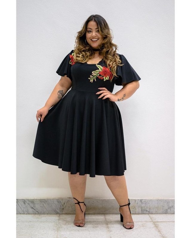 VESTIDO PRETO COM ROSAS BORDADAS - Comprar em ackon