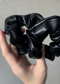 Scrunchie Leather - comprar online