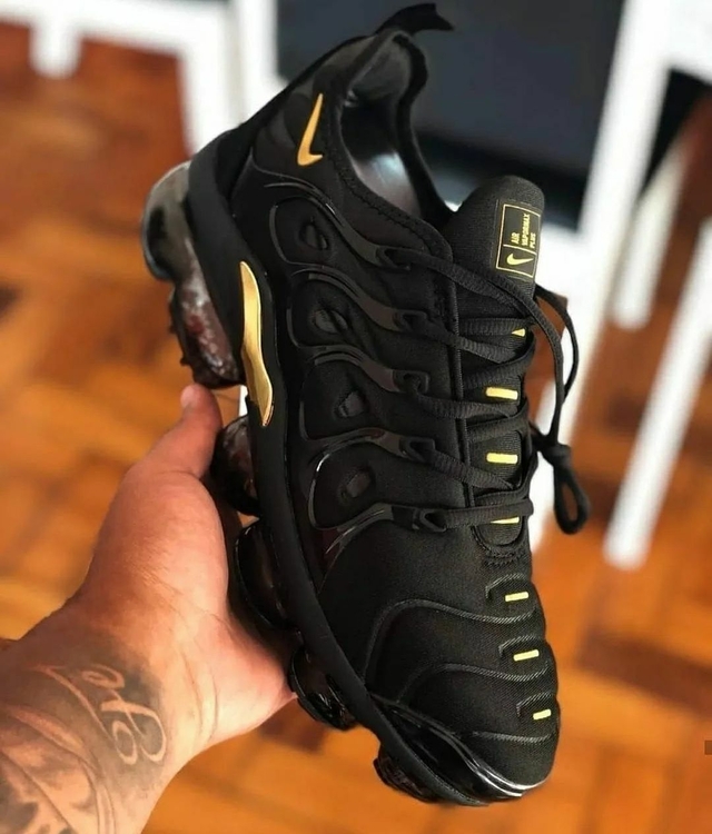 vapor Max plus preto dourado