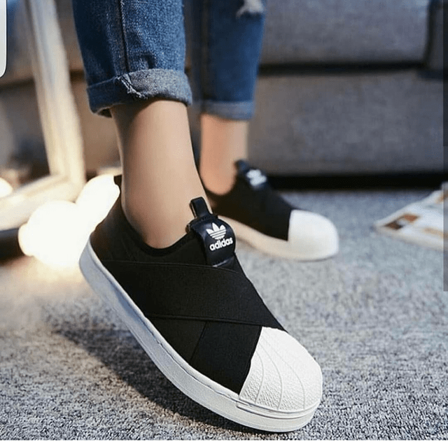 Tenis adidas slip on preto sale e branco