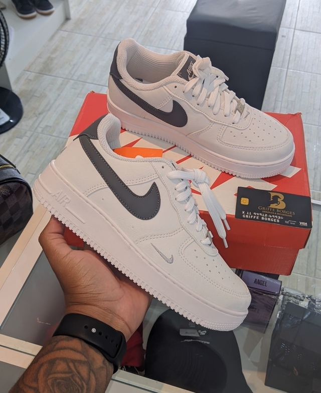 T NIS NIKE AIR FORCE BRANCO CINZA