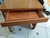 mesa de canto de madeira com 1 gaveta marca  cicopal seminovo retro
